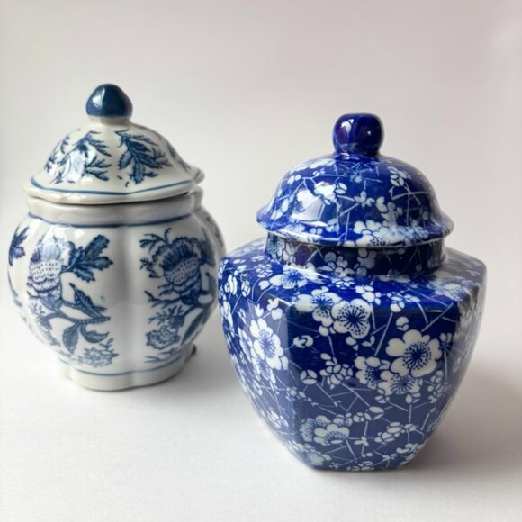 Other - Set of 2 Vintage Blue and White Lidded Chinoiserie Porcelain Vases